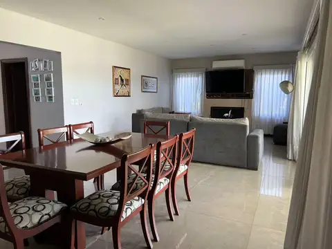 Casa en Alquiler con 4 cocheras