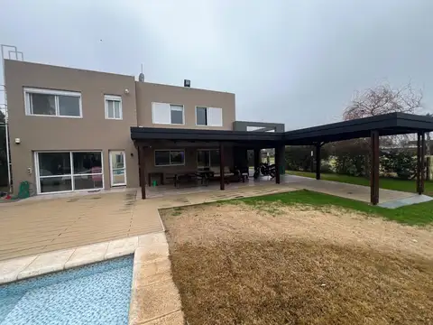 PUERTO ROLDAN - Magnífica casa 4 dormitorios con pileta !