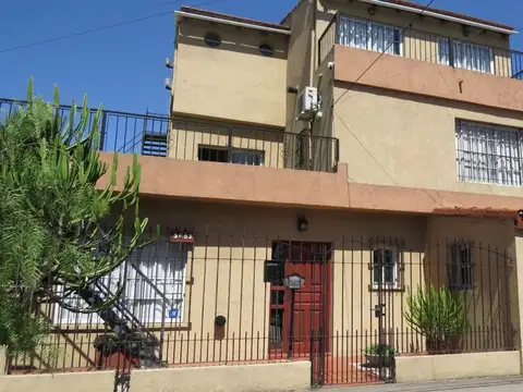 CASA VENTA 5 AMBIENTES CON PILETA Y DEPTO  1 AMB