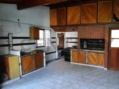 Casa 5 ambientes con 2 baños