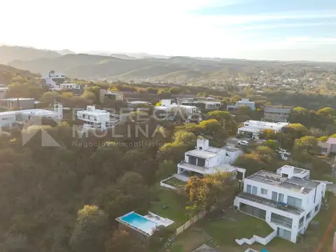 ¡Venta! Lote en Cinco Lomas ¡Pendiente Positiva! ¡Con escritura!