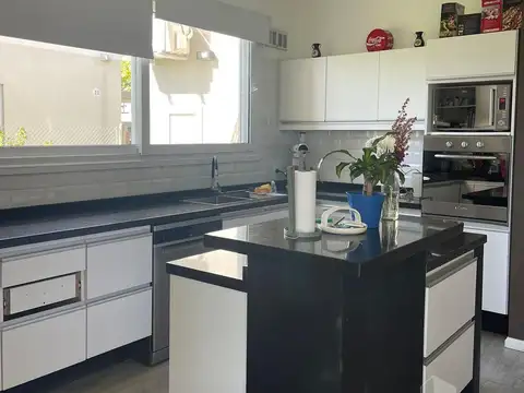 Casa 5 ambientes en dos plantas en venta- Barrancas de Iraola