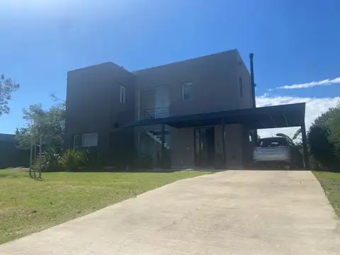 Casa en Alquiler con 6 cocheras