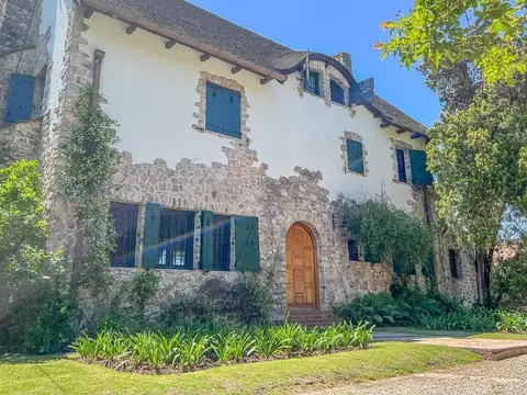 Casa en Alquiler con 1 cochera