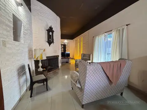 Casa 4 ambientes con 2 baños