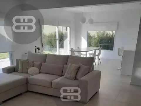 Casa 3 ambientes con 2 baños