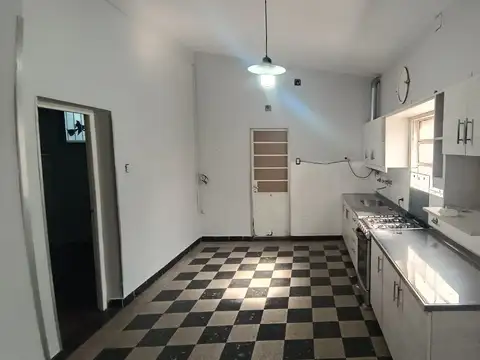 Casa en alquiler con galpón - Oportunidad