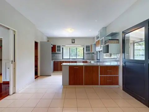 Casa en Venta con 4 cocheras