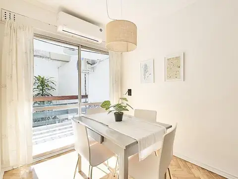 Dos ambientes, luminoso, reciclado, balcón. Recoleta