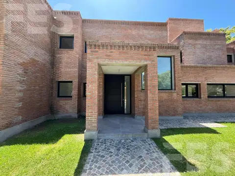 Casa 8 ambientes con 5 baños