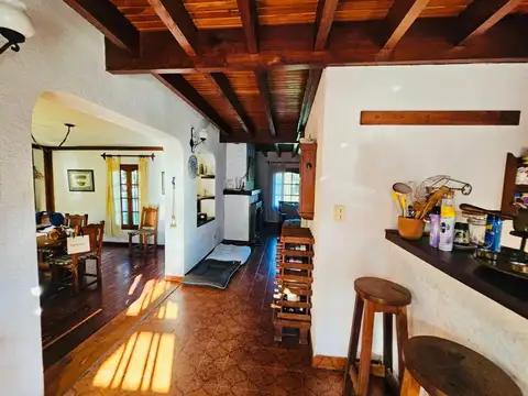 Casa 4 ambientes con 2 baños