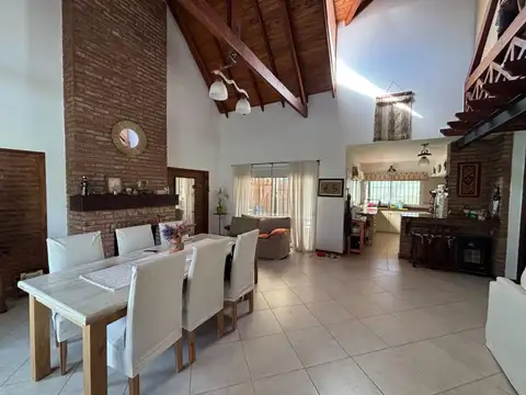Casa en Venta con 2 cocheras