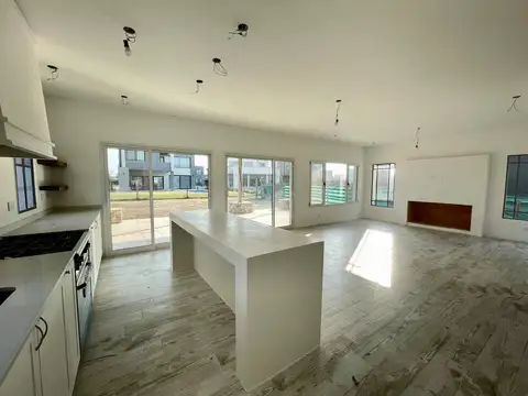 Casa en Venta con 5 cocheras