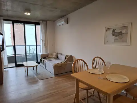 Departamento al frente con balcón y vista