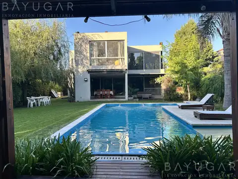 Casa 7 ambientes con 4 baños