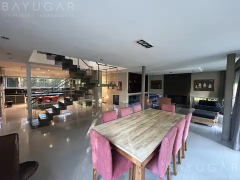 Casa en Venta con 2 cocheras