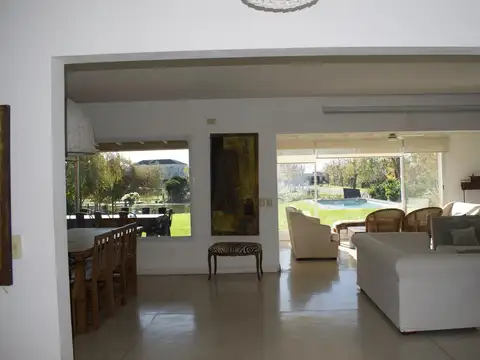 Casa en Alquiler Temporal con 4 cocheras