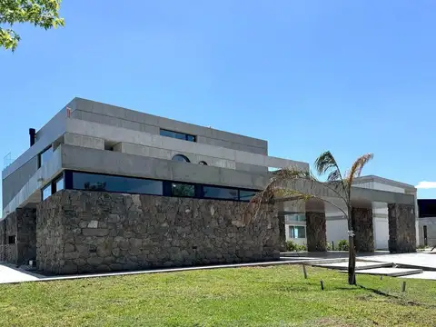 Casa en Venta con 3 cocheras