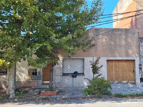 Casa para 2 familias, 3 amb c/u y cochera cubierta.