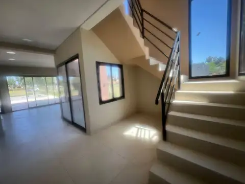 Venta Casa 5 ambientes con pileta - Barrio Santo Tomás