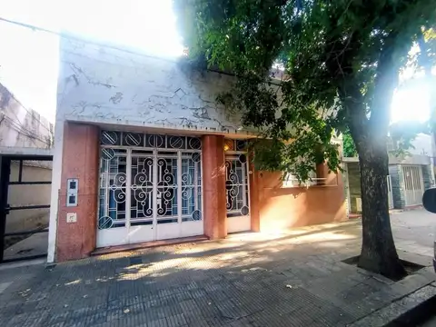 Jose Ingenieros 800, casa de frente, cochera, 1 dorm, patio.