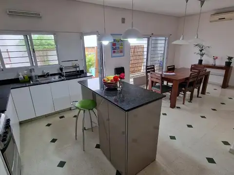 CASA/4 AMBIENTES/PATIO/PARRILLA/PILETA Y TERRAZA 