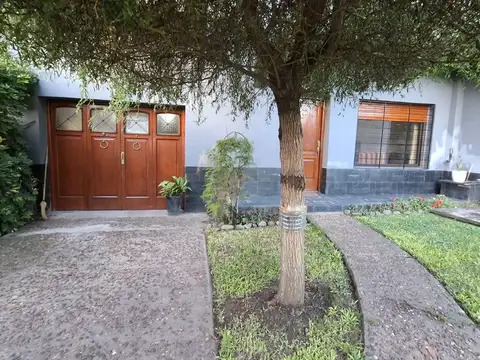 Casa en Venta con 2 cocheras