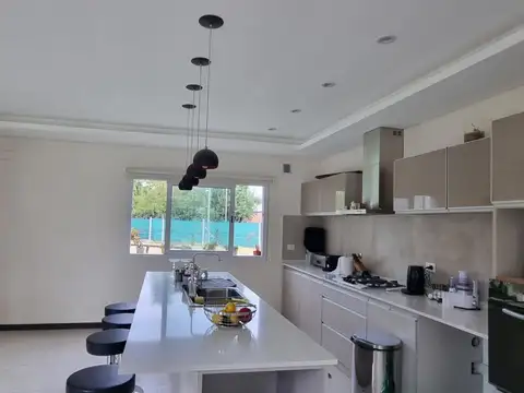 Casa en Venta con 2 cocheras