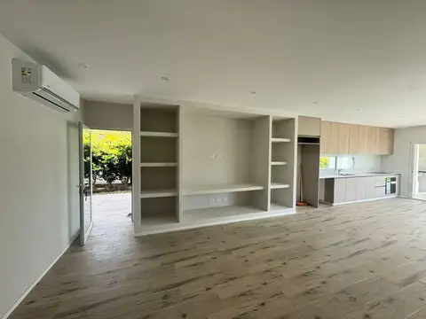 Casa en Alquiler con 2 cocheras