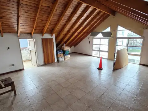 Venta PH 4 ambientes a refaccionar con altillo y entrada de auto en Villa Balles