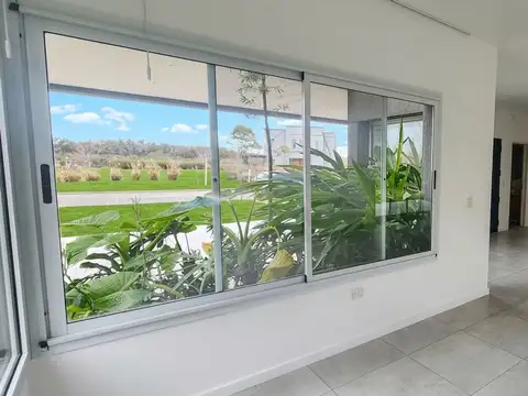 Casa 5 ambientes con 4 baños