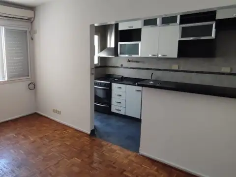 3 AMB INTERNO MUY LUMINOSO, 52 M2 DE SUPERFICIE. SIN BALCÓN, CON LAVADERO. COCINA Y BAÑO NUEVOS.