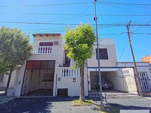 Casa en venta - 4 Dormitorios 2 Baños - San Nicolás de los Arroyos