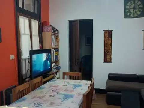 CASA DE PASILLO DE DOS DORMITORIOS, EN BARRIO ABASTO.