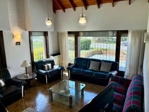 Casa 8 ambientes con 4 baños