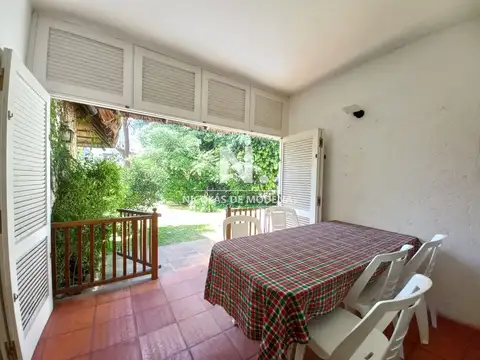 Muy cómoda casa de 4 dormitorios y amplios espacios en Playa Mansa, Punta del Este. 