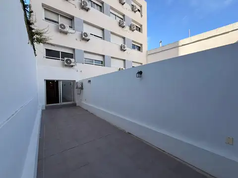 Alquiler Monoambiente con patio en Pocitos