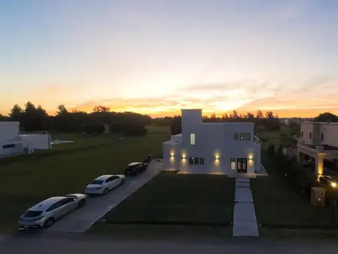 VENTA CASA MEDAL Pilar y Casa Secundaria a estrenar de CATEGORIA