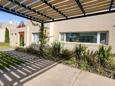 Casa en Alquiler en Neuquen, USD 3.900
