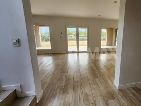 Casa 8 ambientes con 2 baños