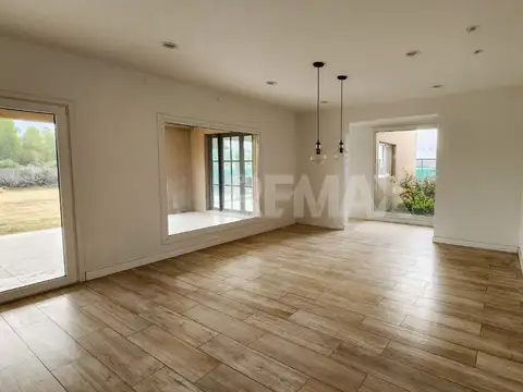 Casa en Alquiler con 2 cocheras