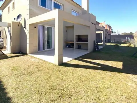 Casa 4 amb en alquiler en Pilar c/jardín y cochera