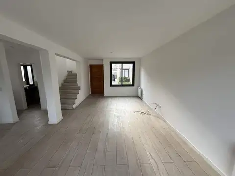 Casa en Alquiler con 2 cocheras