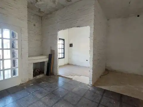 CASA EN ALQUILER COMERCIAL – 8 AMBIENTES CON PATIO