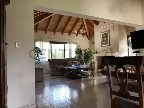 Casa en Venta con 3 cocheras
