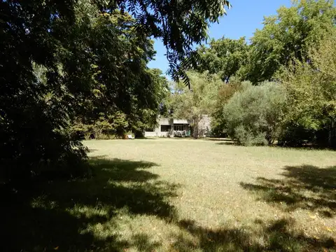 Excelente casa en venta en B° Los Pinos con gran parque