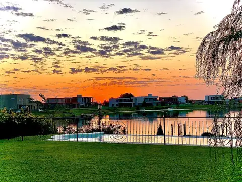 Casa 6 ambientes con 5 baños