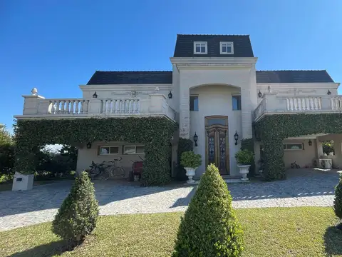 Casa en Alquiler con 4 cocheras