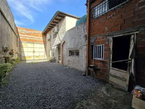 VENTA GALPÓN CON CASA 4 AMBIENTES EN AVELLANEDA