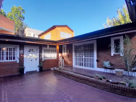 Casa en Venta con 4 cocheras